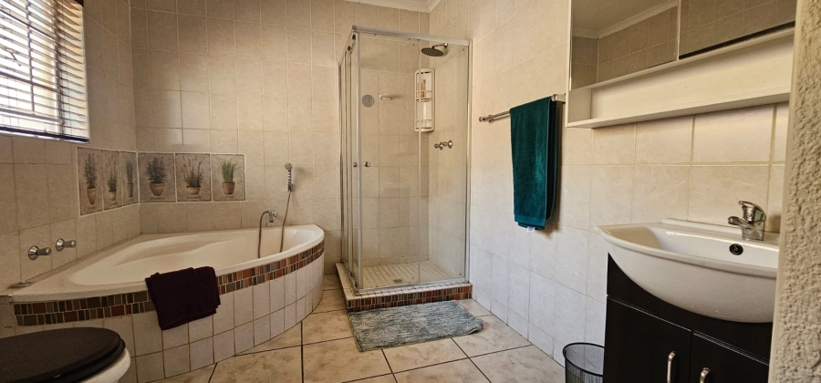 3 Bedroom Property for Sale in Safari Gardens North West